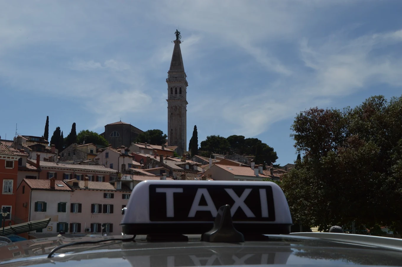 Taxi Vesna davanti al campanile di Sant'Eufemia a Rovigno